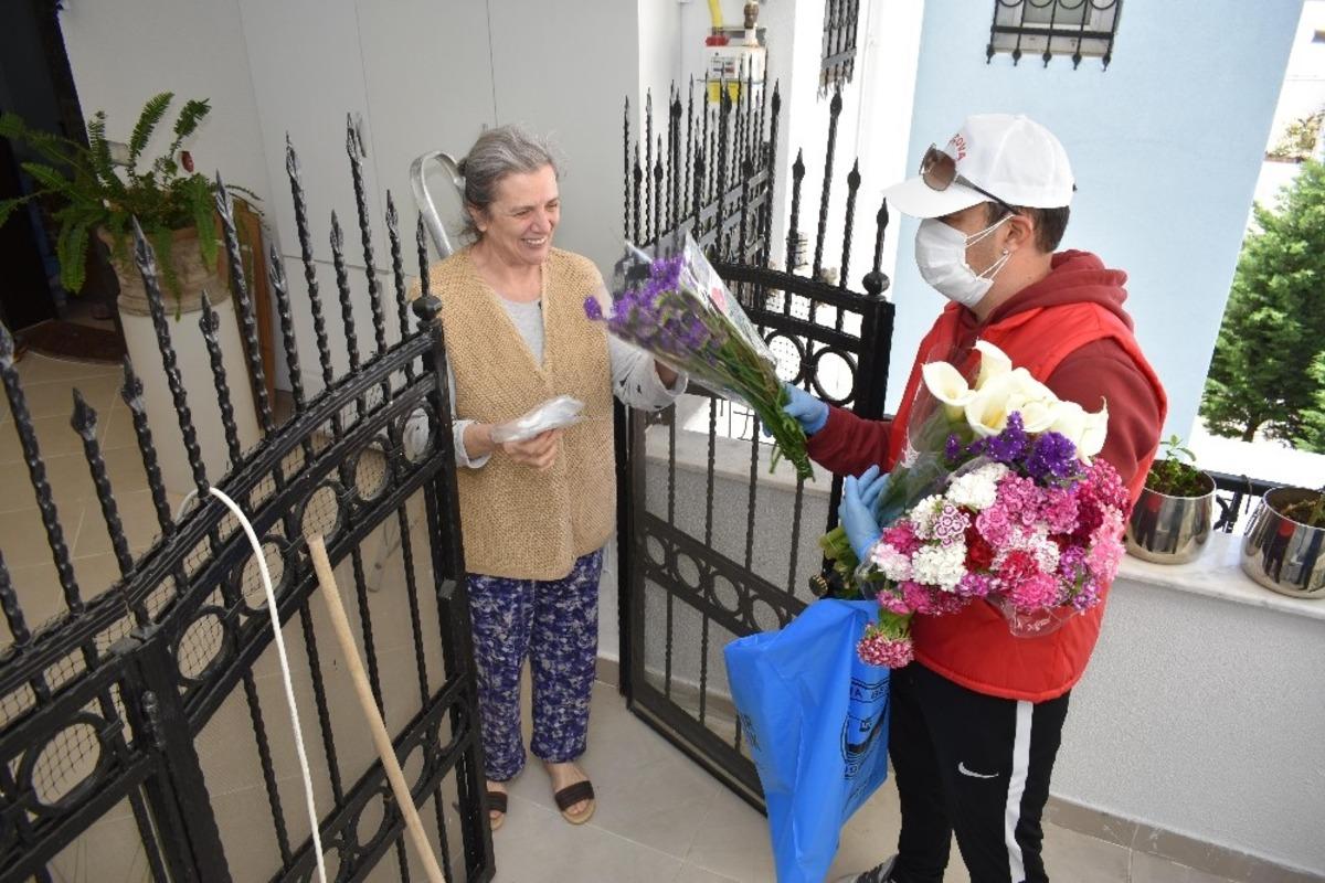 Her anneye &ccedil;i&ccedil;ek ve maske