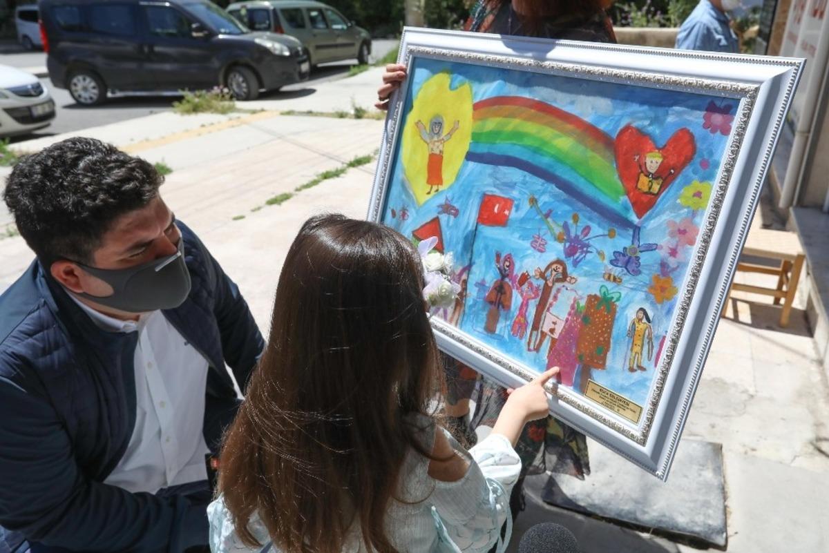 Minik eller Z&uuml;beyde Ana&rsquo;yı resmetti