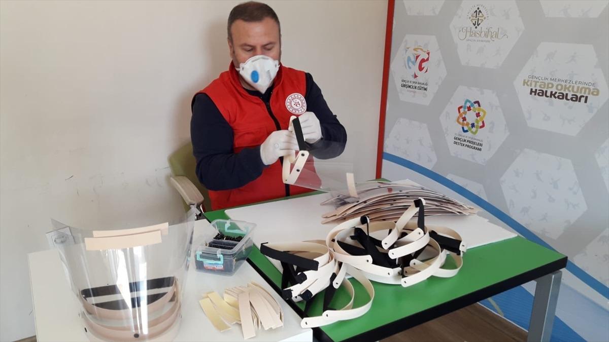 Bakan Kasapoğlu, gen&ccedil;lik merkezlerinde 850 bin maske &uuml;retildiğini a&ccedil;ıkladı