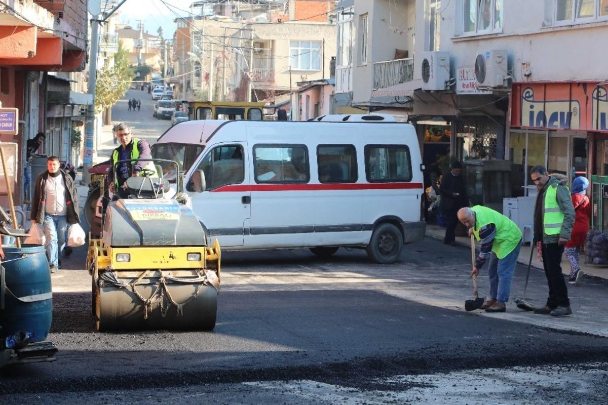 Salgın s&uuml;resince Bayraklı&rsquo;da 9 mahalleye 143 ton asfalt