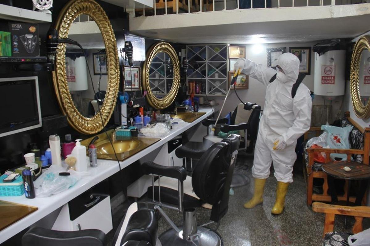 Bitlis Belediyesi berber ve kuaf&ouml;rleri dezenfekte etti