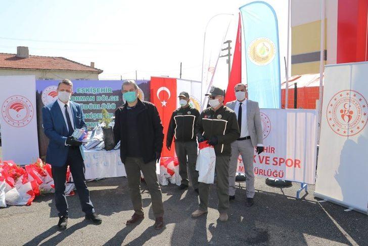 Covid-19 tahliyelerinde fidan hediye edildi G3