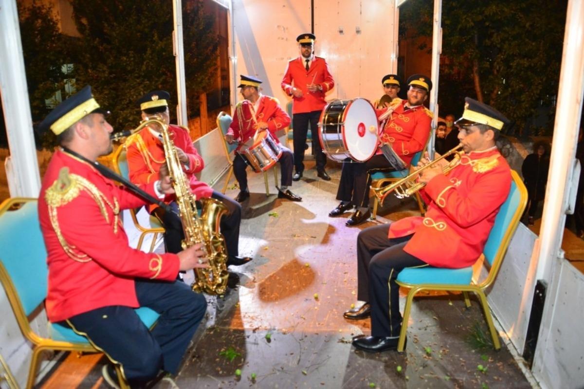 Bando takımından kamyon &uuml;zerinde moral konseri