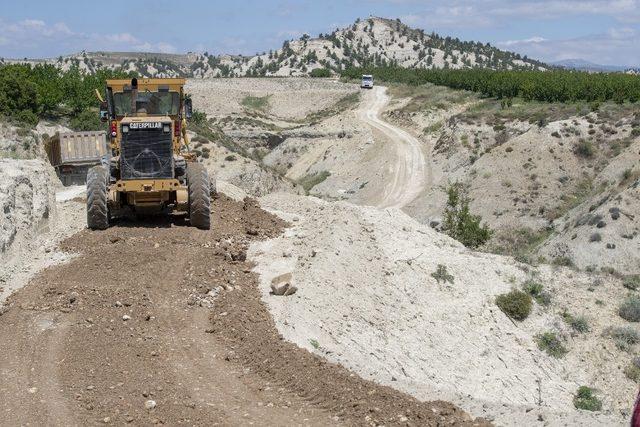 Mut’ta yağmurdan etkilenen üreticilerin yolu onarıldı