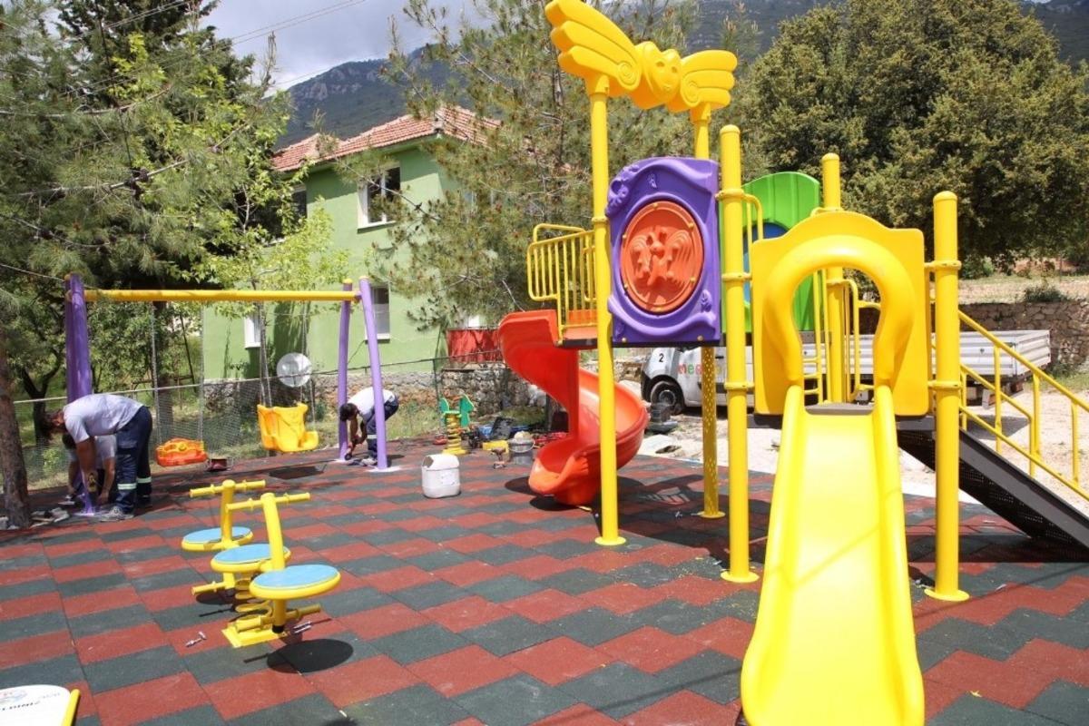 Kaş Belediyesinden &ccedil;ocuklara oyun parkı