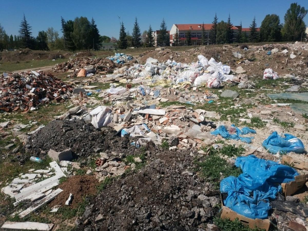 Yol kenarlarına d&ouml;k&uuml;len hafriyat ve moloz atıkları pes dedirtiyor