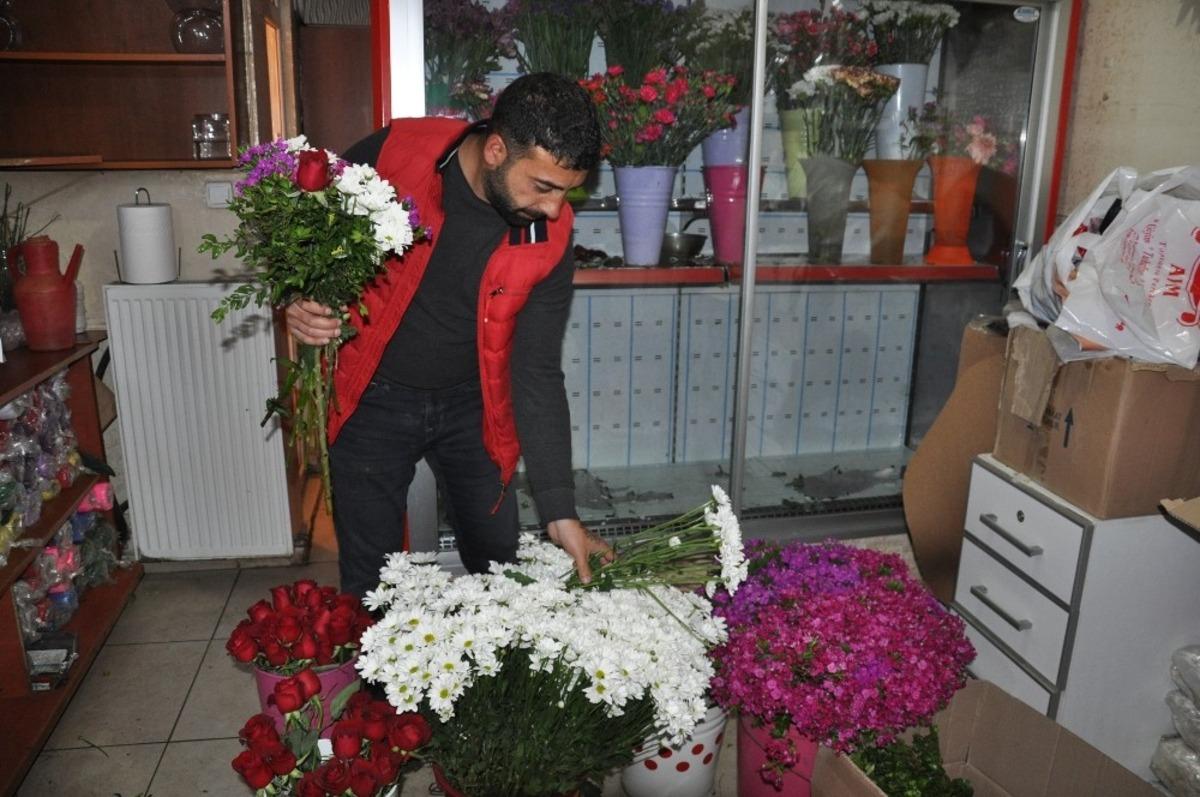 Kars&rsquo;ta &ccedil;i&ccedil;ek&ccedil;ilerde Anneler G&uuml;n&uuml; yoğunluğu