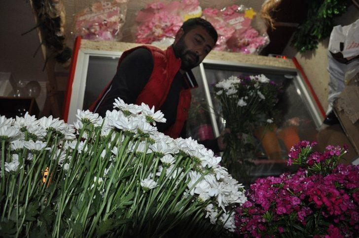 Kars’ta çiçekçilerde Anneler Günü yoğunluğu G3