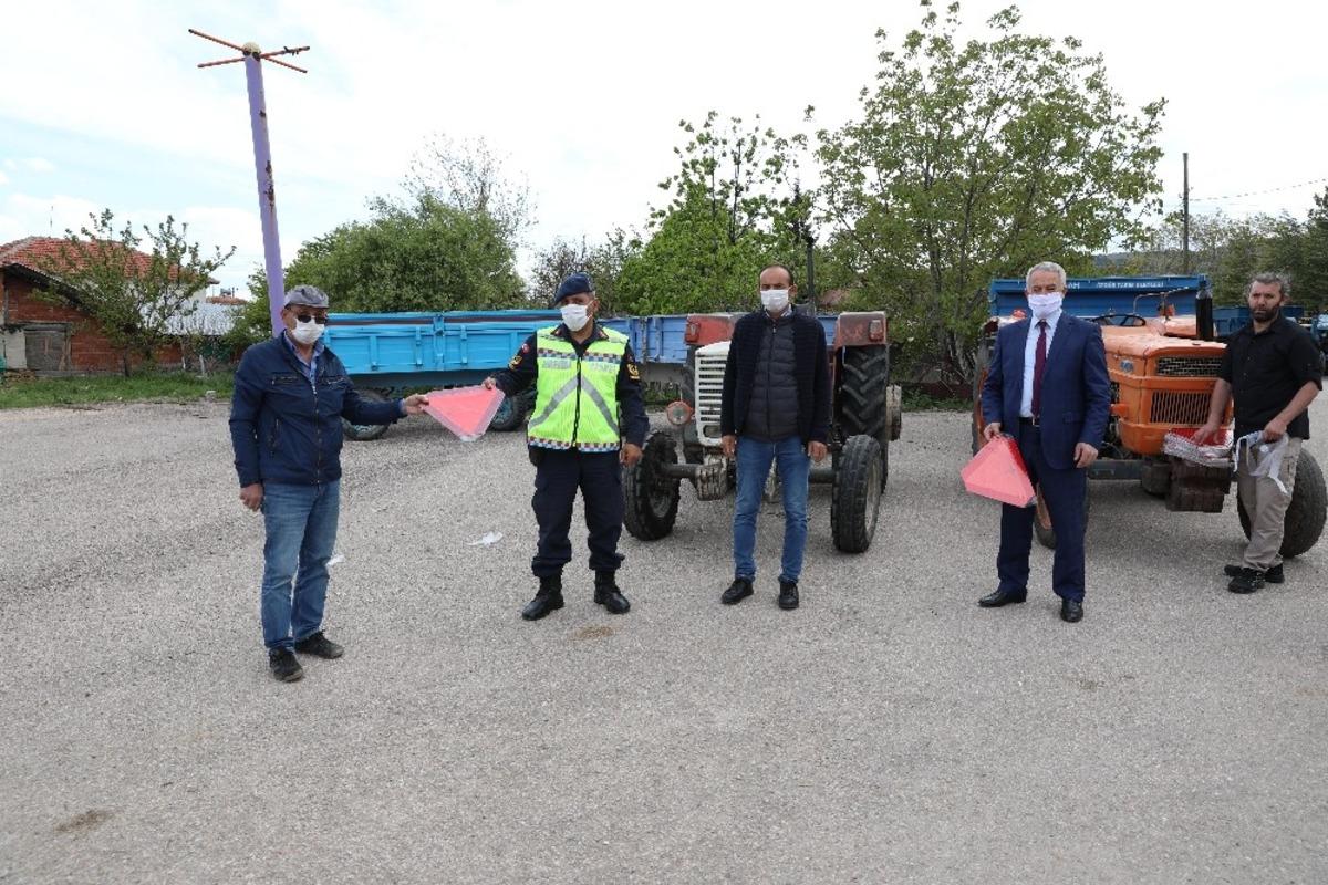 Sincan Belediyesinden trafik haftasında &ccedil;ift&ccedil;ilere reflekt&ouml;r hediyesi