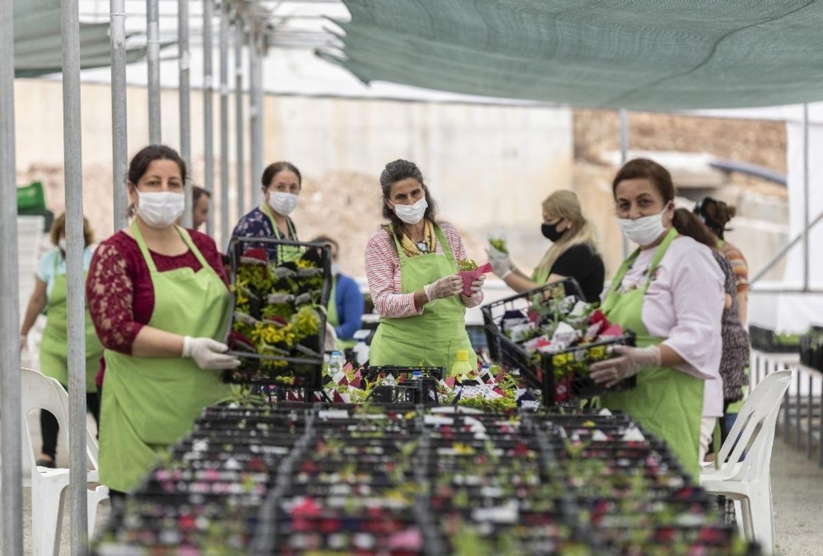 Mersin&rsquo;de &rsquo;Anneler G&uuml;n&uuml;&rsquo;nde 8 bin &ccedil;i&ccedil;ek dağıtılacak