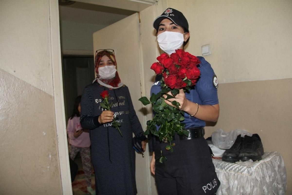 Kadın Polislerden, anneler g&uuml;n&uuml; kutlaması