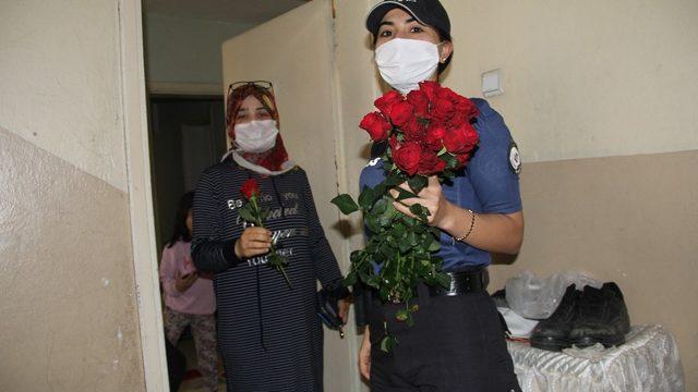 Kadın Polislerden, anneler günü kutlaması