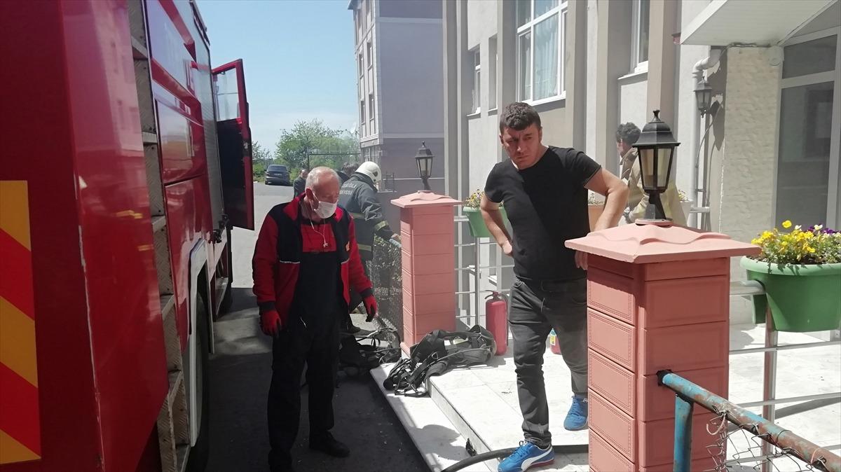 Zonguldak'ta &ccedil;ıkan yangında dumandan etkilenen 3 kişi hastaneye kaldırıldı