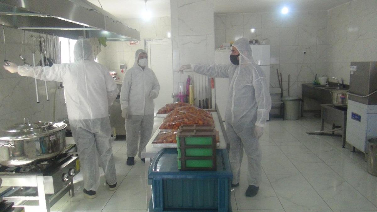 Vanlı yetim &ccedil;ocuklara yemek ikramı