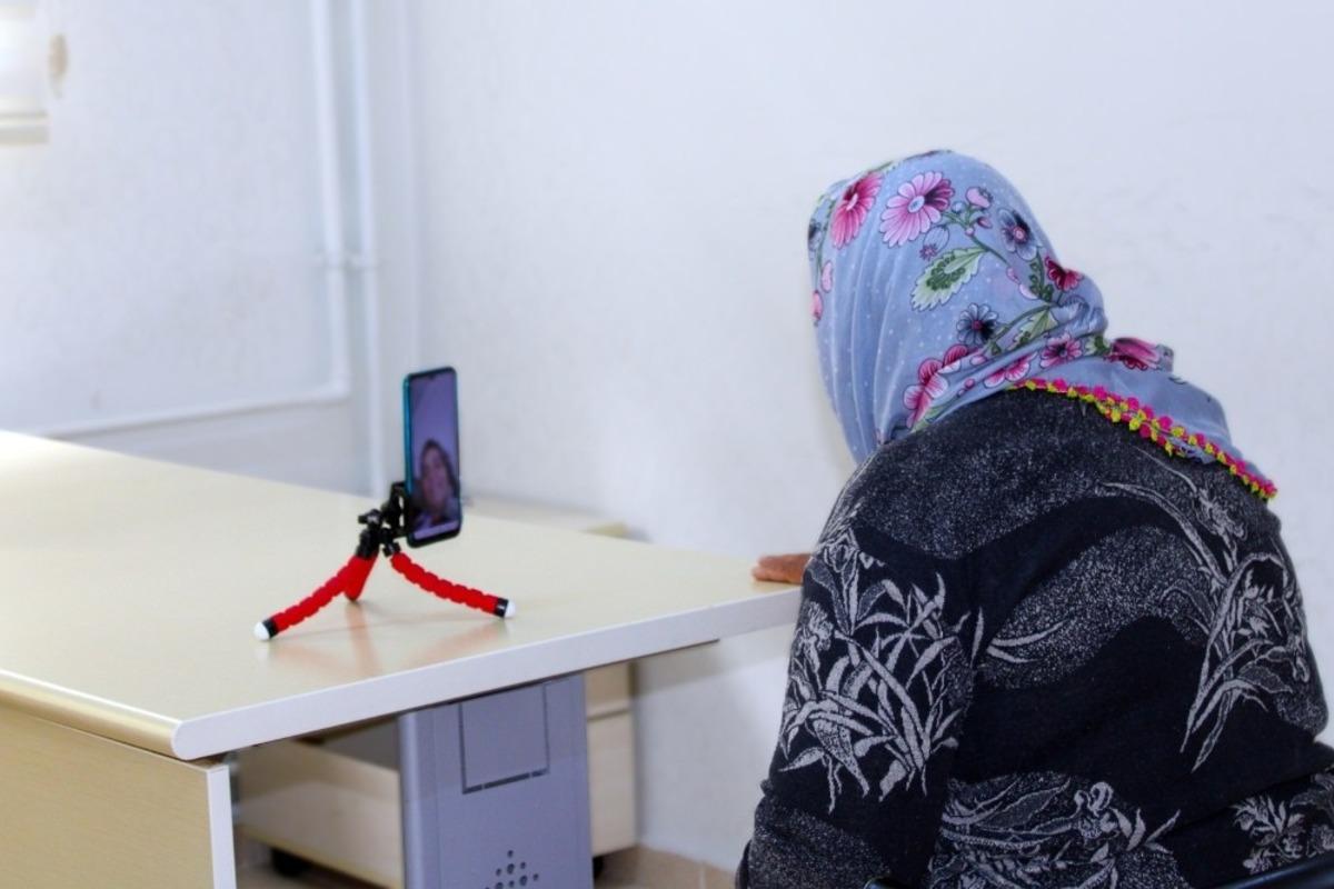 Aileleriyle telekonferans yoluyla hasret giderdiler