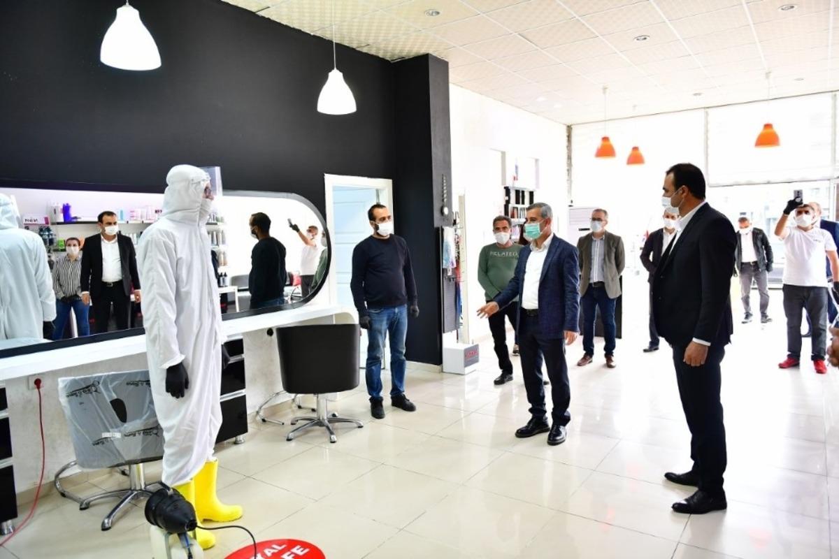 &Ccedil;ınar berberlerin hijyen &ccedil;alışmasını inceledi