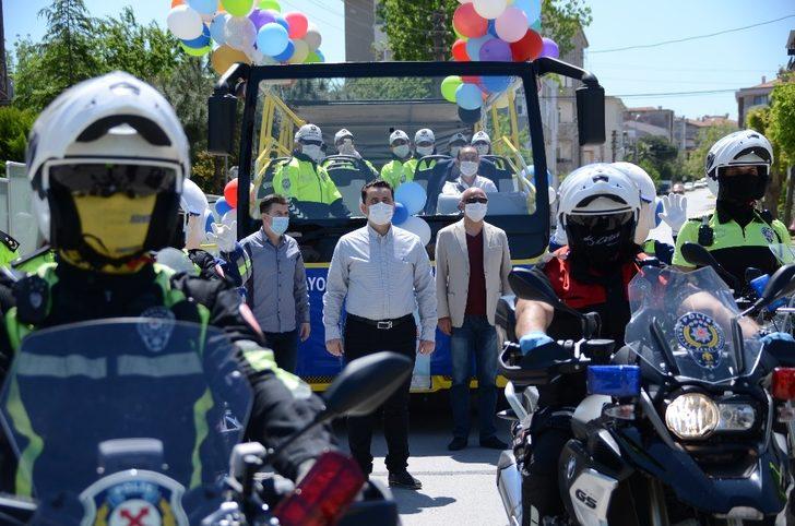 Trafik polisleri çocukları sevindirdi G1