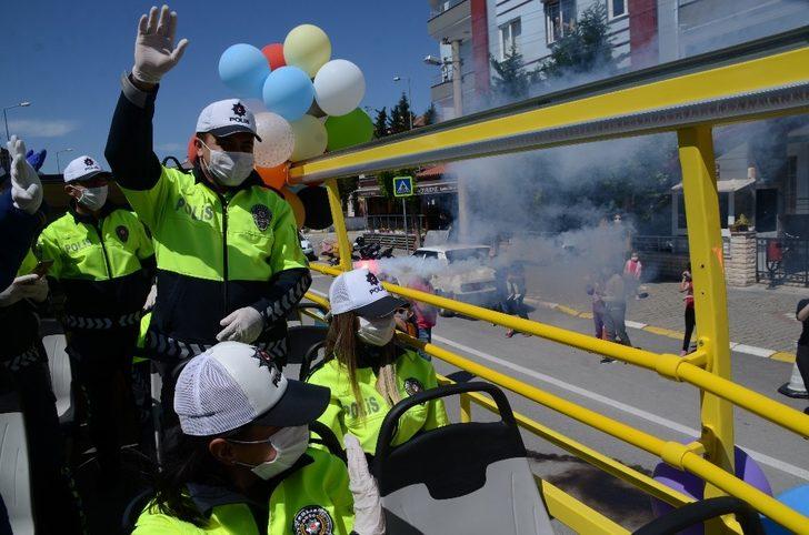 Trafik polisleri çocukları sevindirdi G2