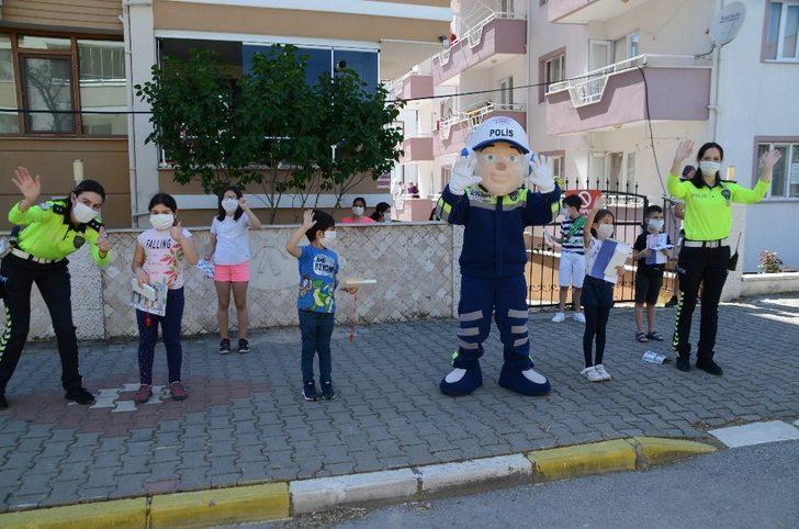 Trafik polisleri çocukları sevindirdi G3