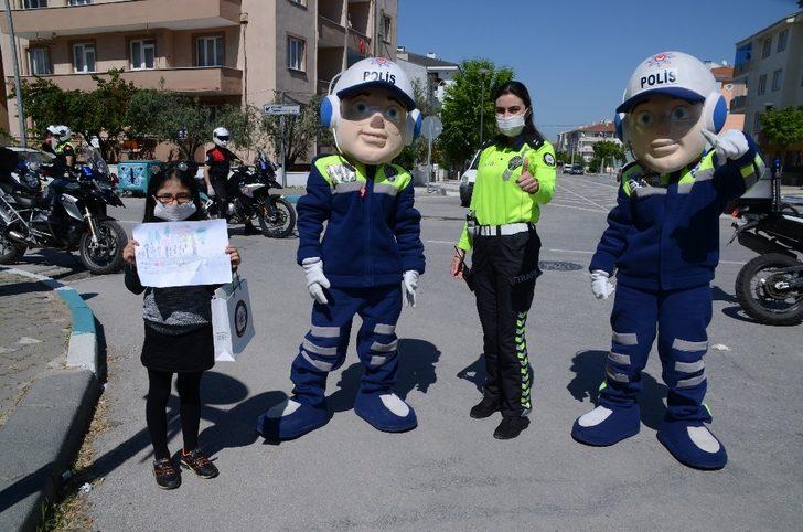 Trafik polisleri çocukları sevindirdi G4