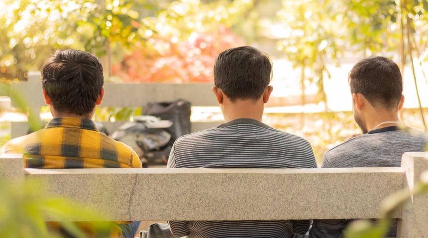 Koronavir&uuml;s: Gen&ccedil; erkekler sokağa &ccedil;ıkma kısıtlamalarını &ccedil;iğnemeye 'daha yatkın'