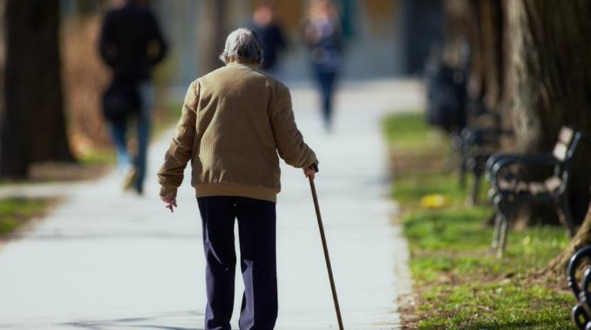 Bakan Soylu'dan 65 yaş &uuml;st&uuml; i&ccedil;in sokağa &ccedil;ıkma yasağı olmayan 57 ildeki vatandaşlara &ccedil;ağrı