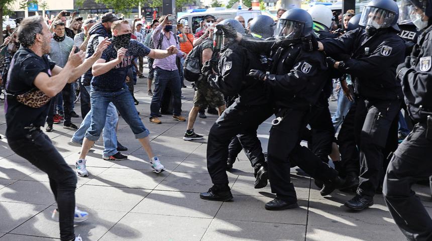 Almanya'da koronavirüs gerginliği! Çok sayıda kişi gözaltında