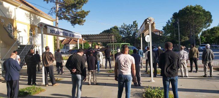 Aleyhine tanıklık yaptığı için babası tarafından öldürülen genç toprağa verildi G2