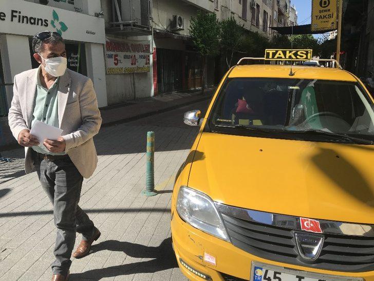 Akhisarlı taksici sağlık çalışanlarını ücretsiz taşıyor G3