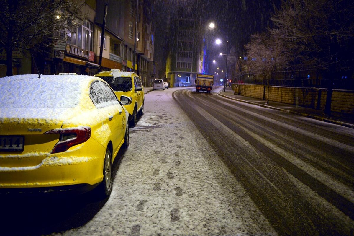 Ardahan'da Mayıs ortasında şaşkına &ccedil;eviren g&ouml;r&uuml;nt&uuml;! Her yer beyaza b&uuml;r&uuml;nd&uuml;