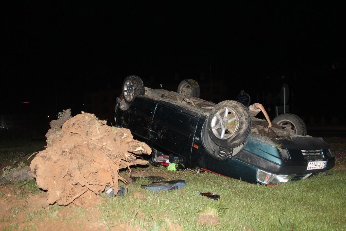 Aracı bırakıp ka&ccedil;an s&uuml;r&uuml;c&uuml;y&uuml; yere d&uuml;şen alkol şişesi ele verdi