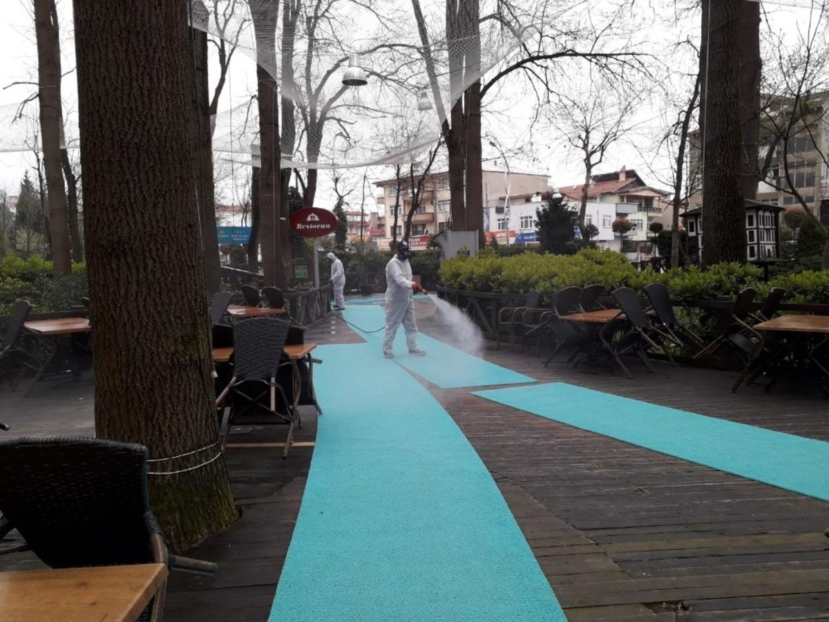 65 yaş &uuml;st&uuml; vatandaşlar i&ccedil;in parklar ve banklar dezenfekte edildi