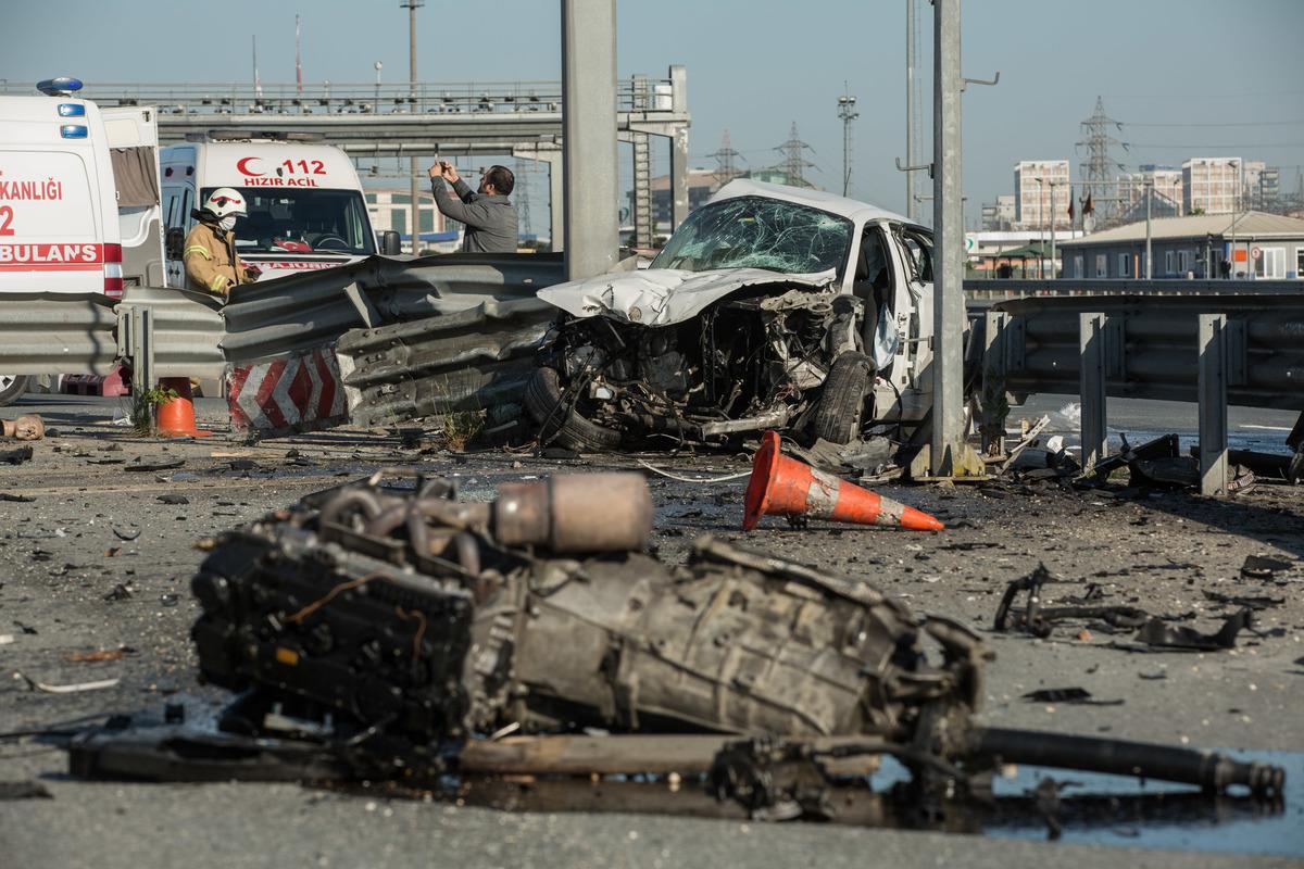 TEM'de kaza yapan ara&ccedil;ta sıkışan s&uuml;r&uuml;c&uuml;y&uuml; itfaiye kurtardı