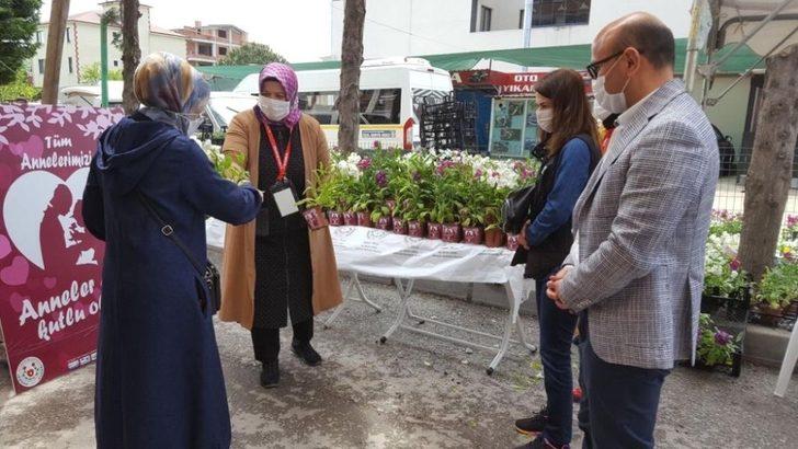 Başkan Oral, annelere çiçek dağıttı G1
