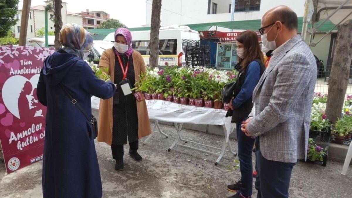 Başkan Oral, annelere &ccedil;i&ccedil;ek dağıttı