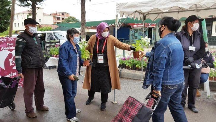 Başkan Oral, annelere çiçek dağıttı G2