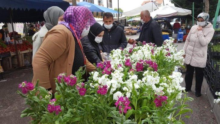 Başkan Oral, annelere çiçek dağıttı G3
