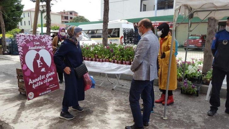 Başkan Oral, annelere çiçek dağıttı G4