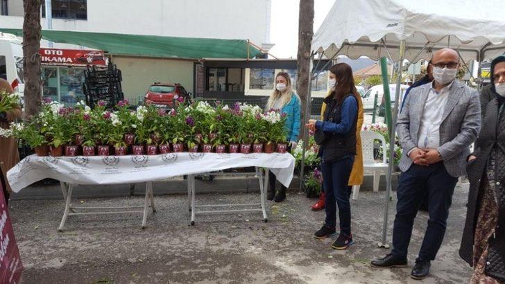 Başkan Oral, annelere çiçek dağıttı G5