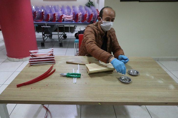 Gençlik Merkezinde 15 kişi 12 bin siperlik üretti G3