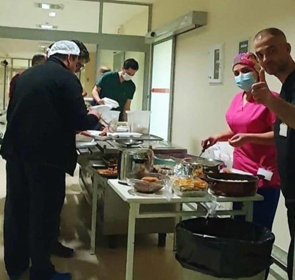 &Ouml;ğretmenlerden sağlık &ccedil;alışanları i&ccedil;in iftar yemeği