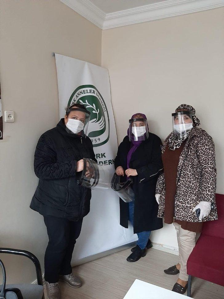 Anneler Günü’nde annelere maske dağıttılar G1