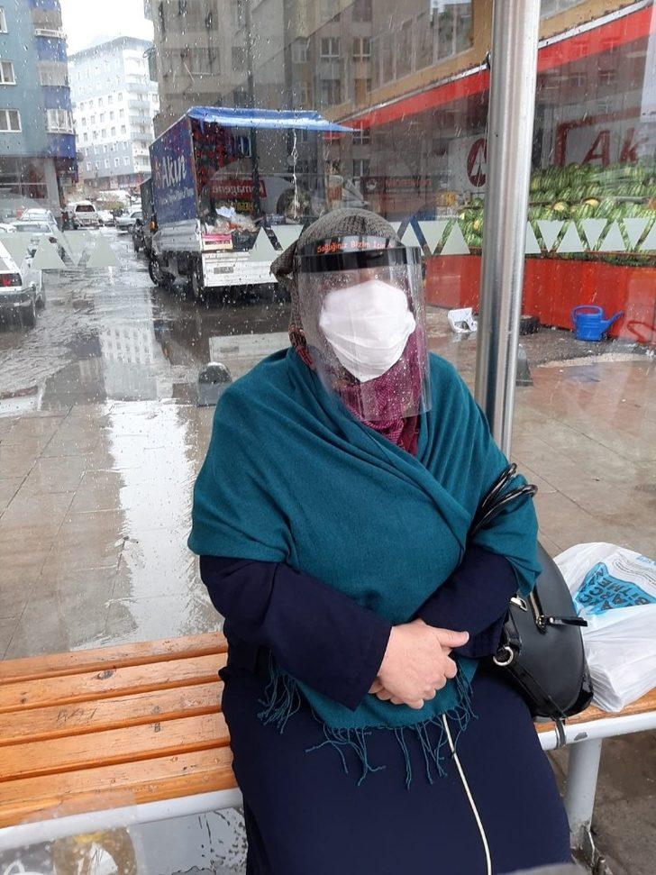 Anneler Günü’nde annelere maske dağıttılar G2