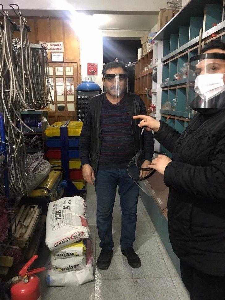 Anneler Günü’nde annelere maske dağıttılar G3