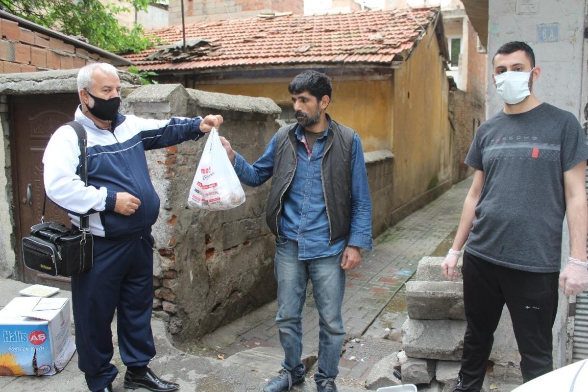 Diyarbakır&rsquo;da bir lokanta 450 aileye yemek dağıttı