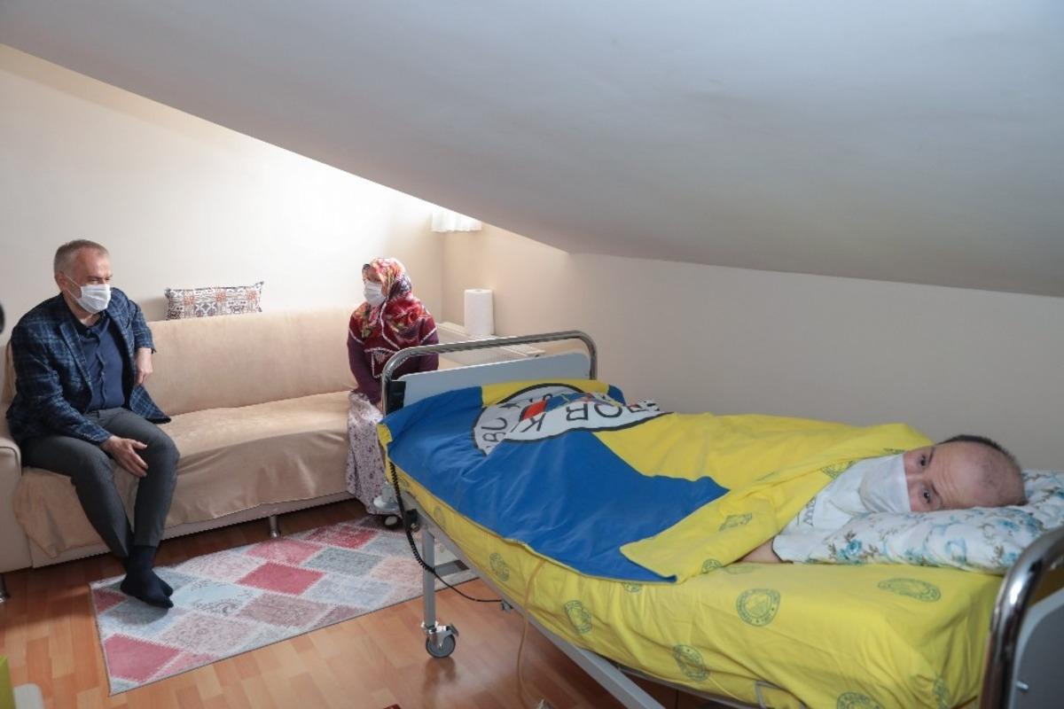 20 yıldır engelli &ccedil;ocuklarına tek başına bakan anneye anlamlı ziyaret