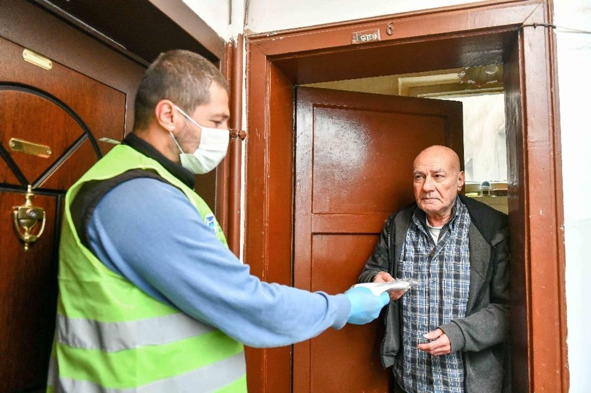 B&uuml;y&uuml;kşehirden muhtarlara, b&uuml;feci esnafına ve 65 yaş &uuml;st&uuml; vatandaşlara maske desteği