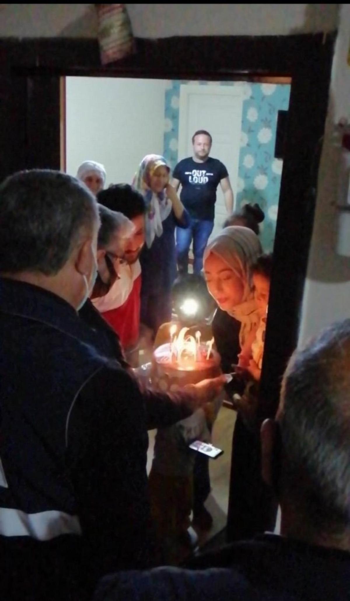 Bağlar Belediyesinden sokağa &ccedil;ıkamayan amca ve yeğene doğum g&uuml;n&uuml; s&uuml;rprizi