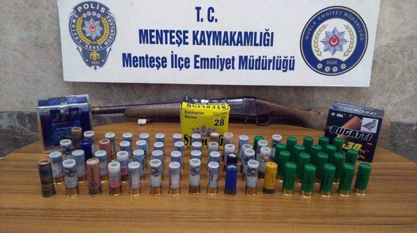 Uygulama noktasında ruhsatsız t&uuml;fek ve fişek ele ge&ccedil;irildi