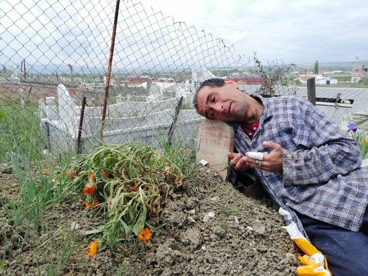Bir yıldır her gün annesinin mezarına giderek dua edip ağlıyor... G1